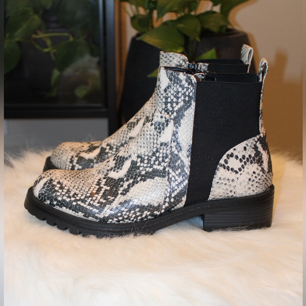 Universal Threads Danton Boots